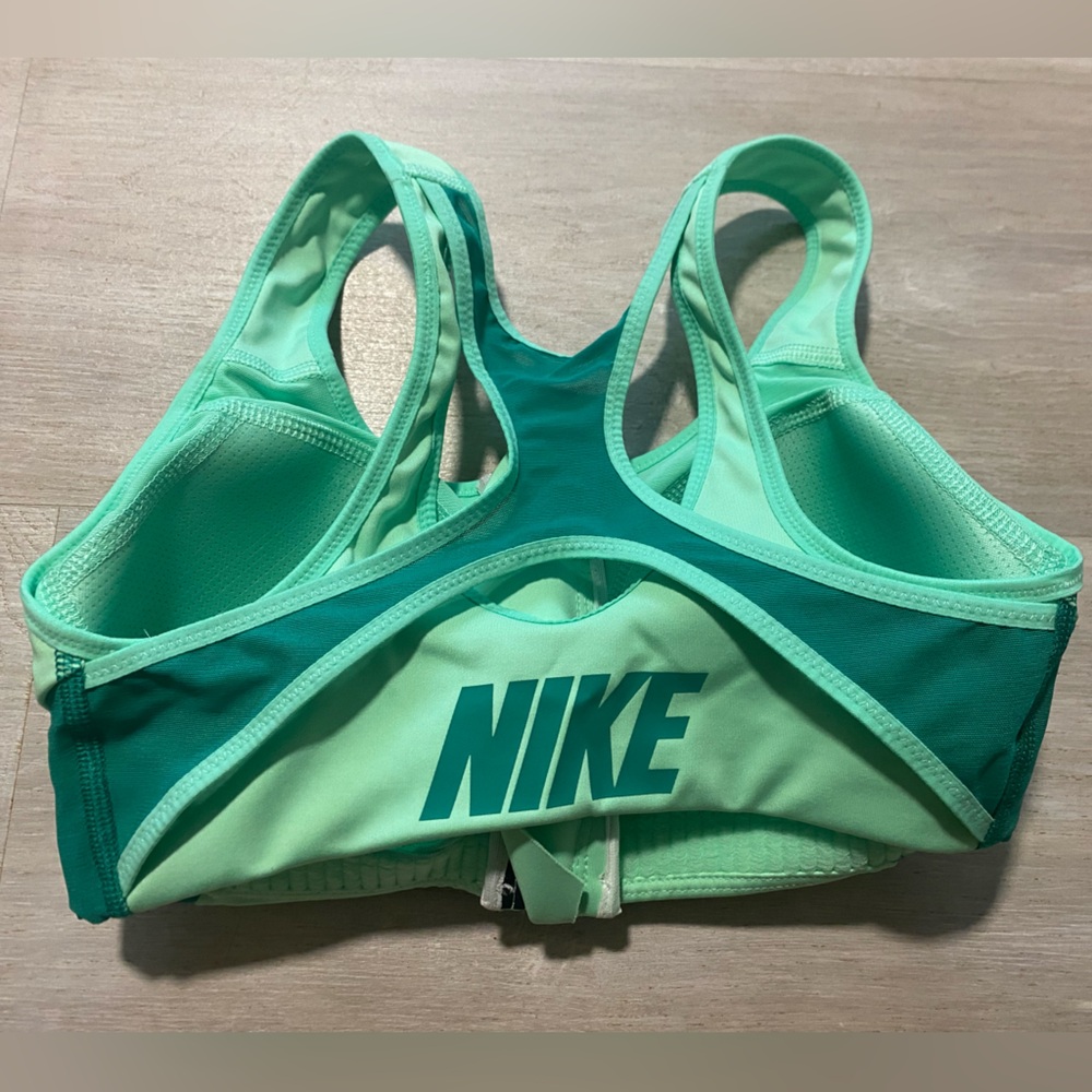 Nike sports bra green mint size XS built in padding